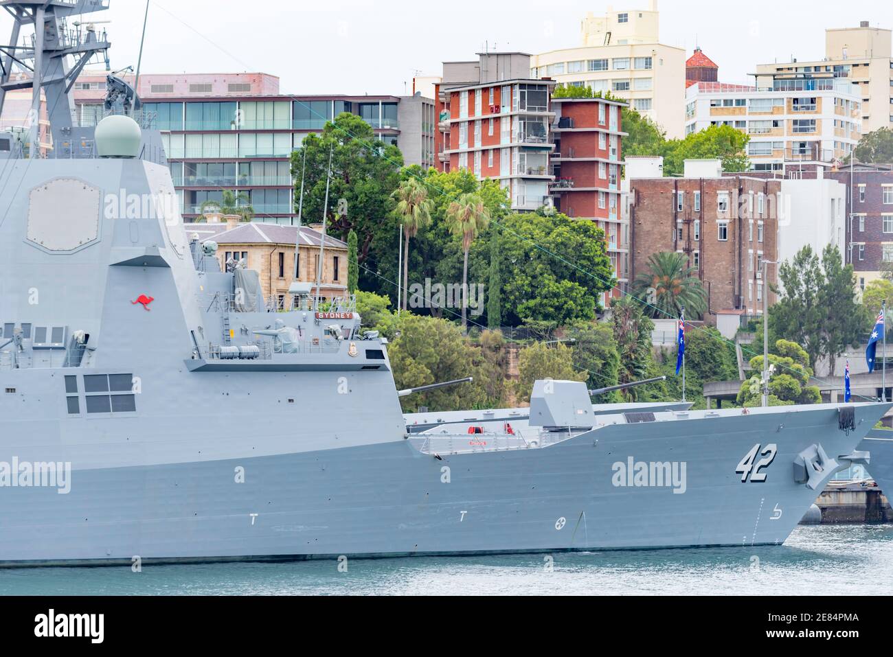 Navire de la marine australienne HMAS Sydney (DDG 42) Un destroyer Air Warfare de classe Hobart amarré aux côtés de sa sœur Navire HMAS Hobart à Garden Island à Sydney Banque D'Images