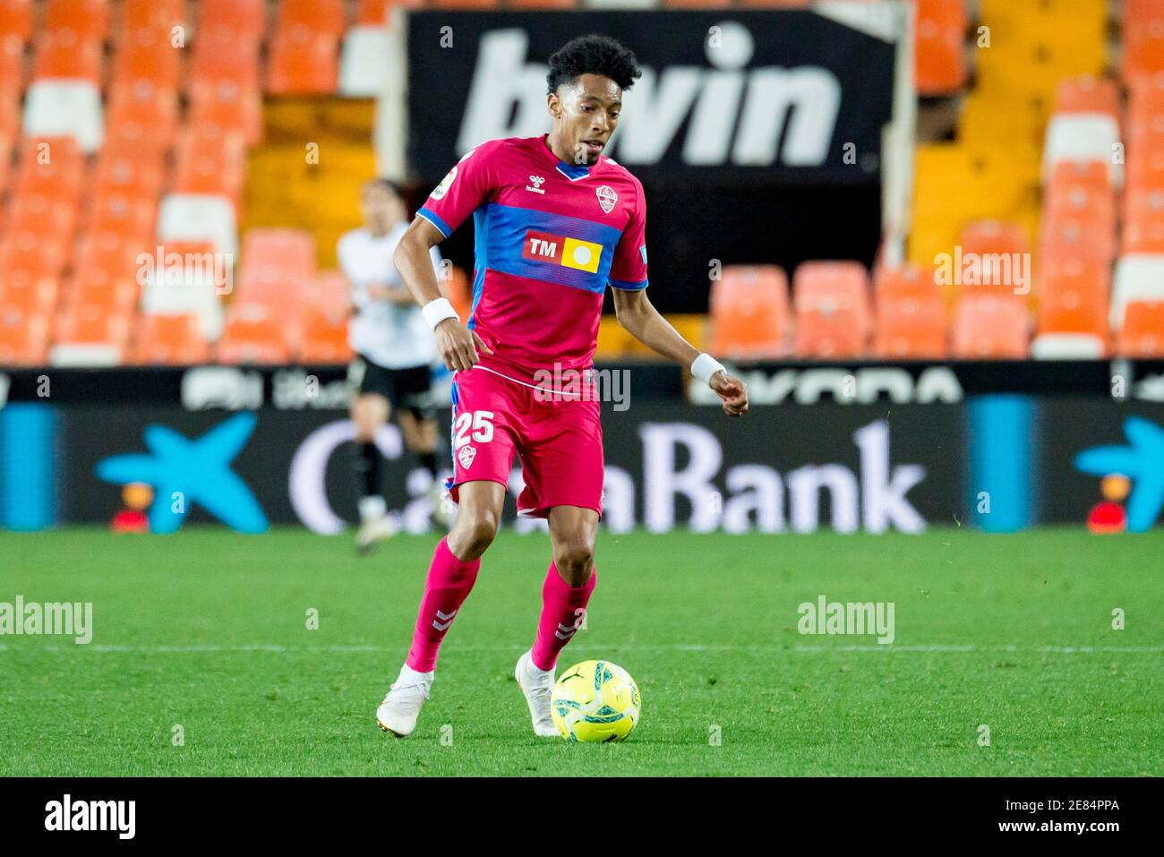 Johan Mojica d'Elche vu en action pendant le match de football espagnol de la Liga entre Valence et Elche au stade Mestalla.(score final; Valencia 1:0 Elche) Banque D'Images