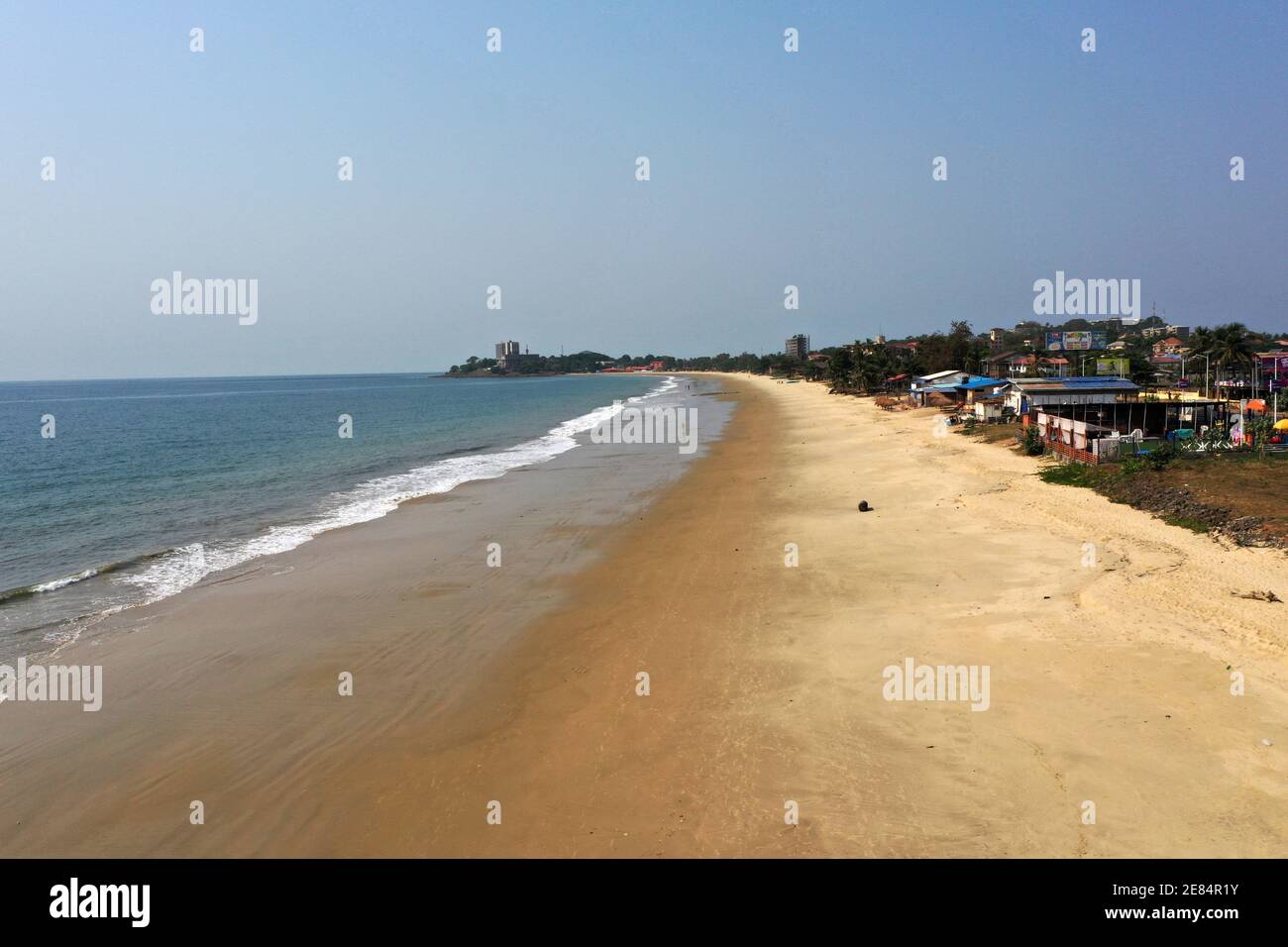 Freetown Sierra Leone pollution des plages de sable en Afrique. Afrique de l'Ouest extrême pauvreté et faim. Pollution sur les plages de l'océan. Climat tropical. Banque D'Images