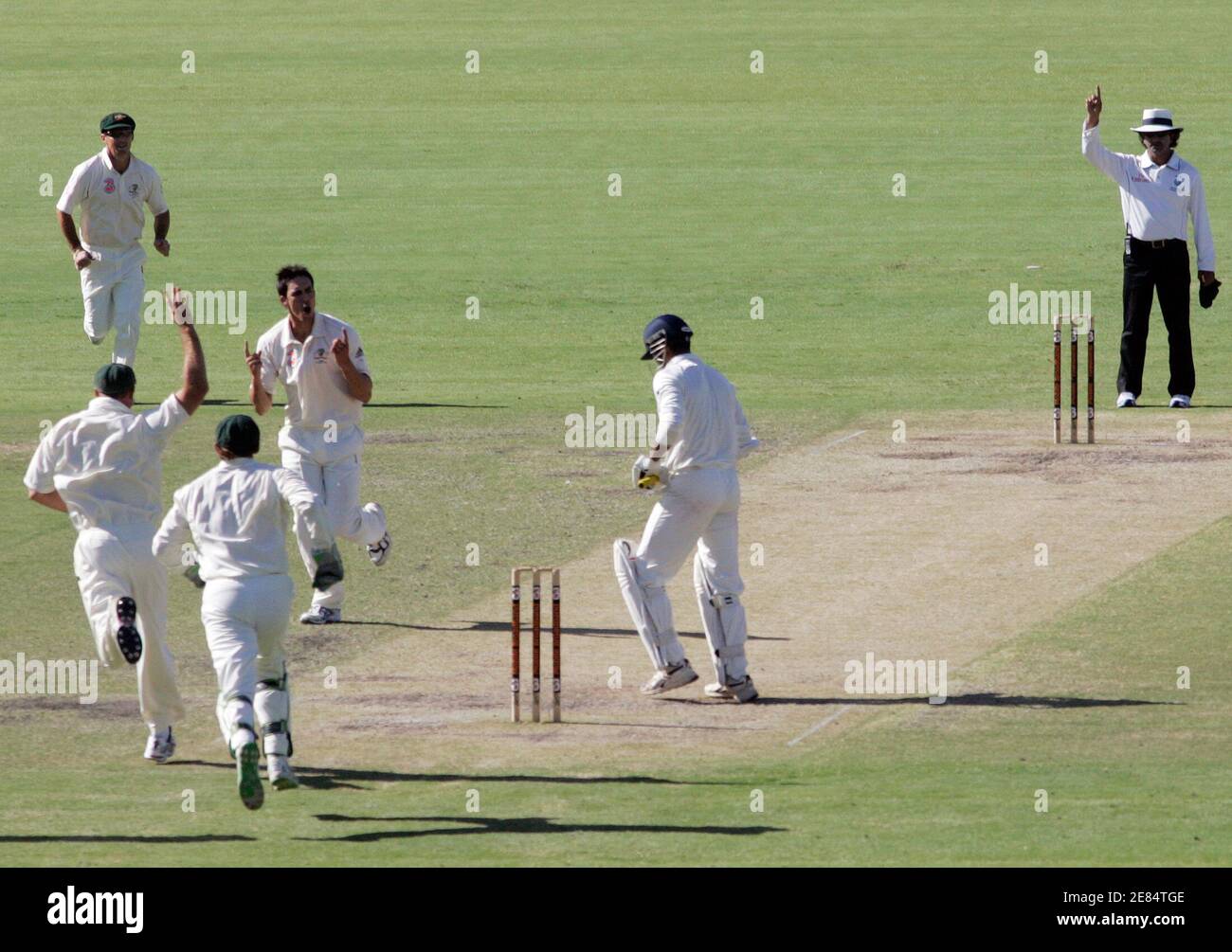 Mitchell Johnson (4e-L) d'Australie célèbre son licenciement de l'Irfan Patan en Inde et de ses coéquipiers qui se sont enfourrés comme le signale l'arbitre Asad Rauf lors du quatrième jour de leur quatrième et dernier match de cricket à l'Adelaide Oval le 27 janvier 2008. REUTERS/will Burgess (AUSTRALIE) Banque D'Images