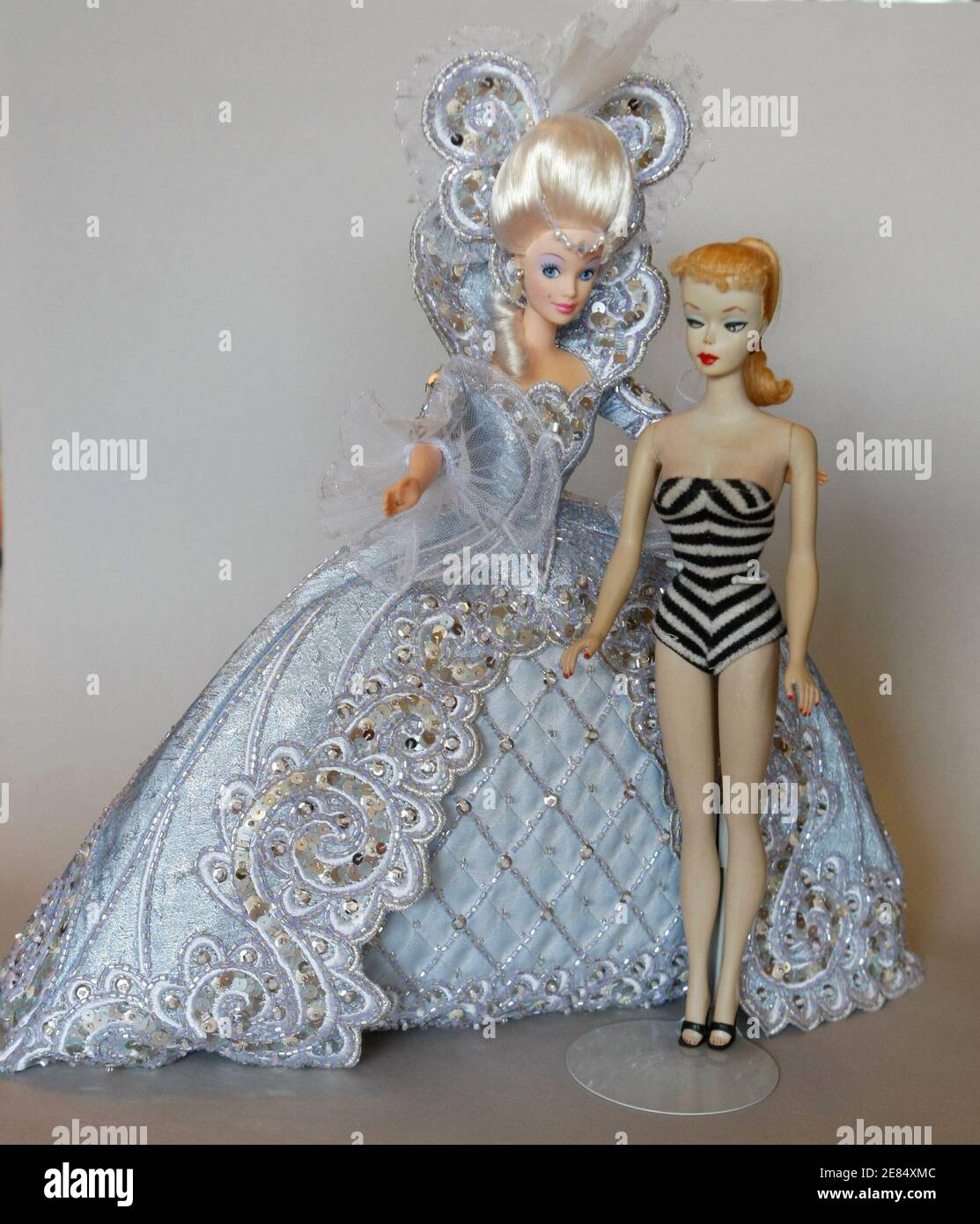 La poupée Barbie n°1 de 1959 (R) et une poupée Barbie des années 90 sont  photographiés à Düsseldorf le 3 février 2009. Bettina Dorfmann possède plus  de 6,000 poupées Barbie et possède