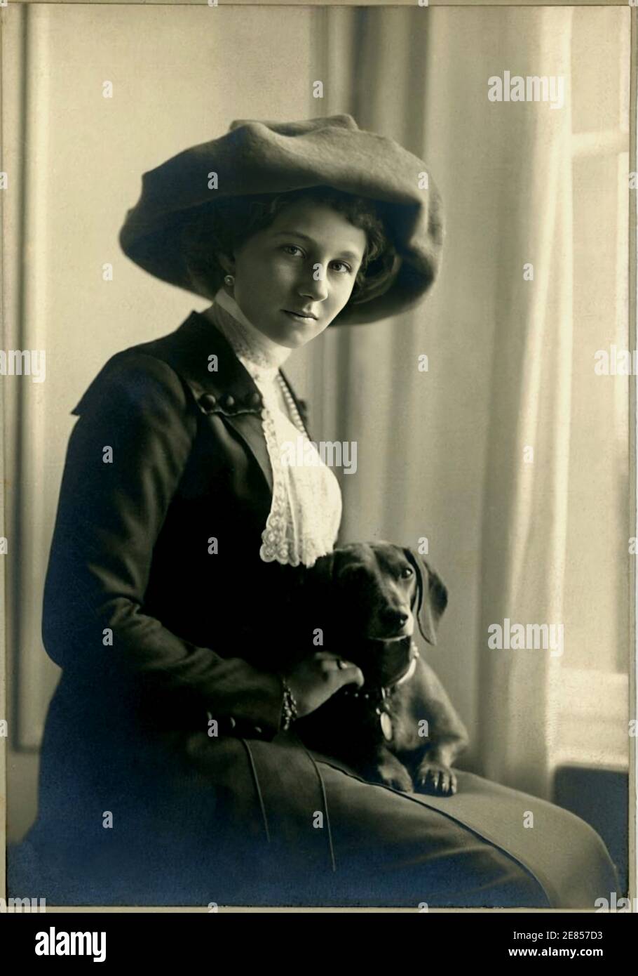 1912 environ , Francfort-SUR-LE-MAIN , Allemagne : la princesse ALLEMANDE VICTORIA LOUISE ( Viktoria , 1892 - 1980 ) avec son chien . Marié en 1913 au prince Ernst August de HANOVRE, duc de BRAUNSCHWEIG ( 1887 - 1953 ). Fille d'Augusta Victoria du Schleswig-Holstein ( 1858 - 1921 ), la seule fille de l'empereur et roi de Prusse Kaiser WILHELM II ( Guglielmo II ) HOHENZOLLERN ( 1859 - 1941 ) petit-fils de la reine Victoria d'Angleterre . Photo de T.H. Voigt , Francfort-sur-le-main - imperatore - Germania - Prusse - REALI - ROYALTIES - nobiltà tedesca - GERMANIA - noblesse - portrait - ritratto - PRUSS Banque D'Images