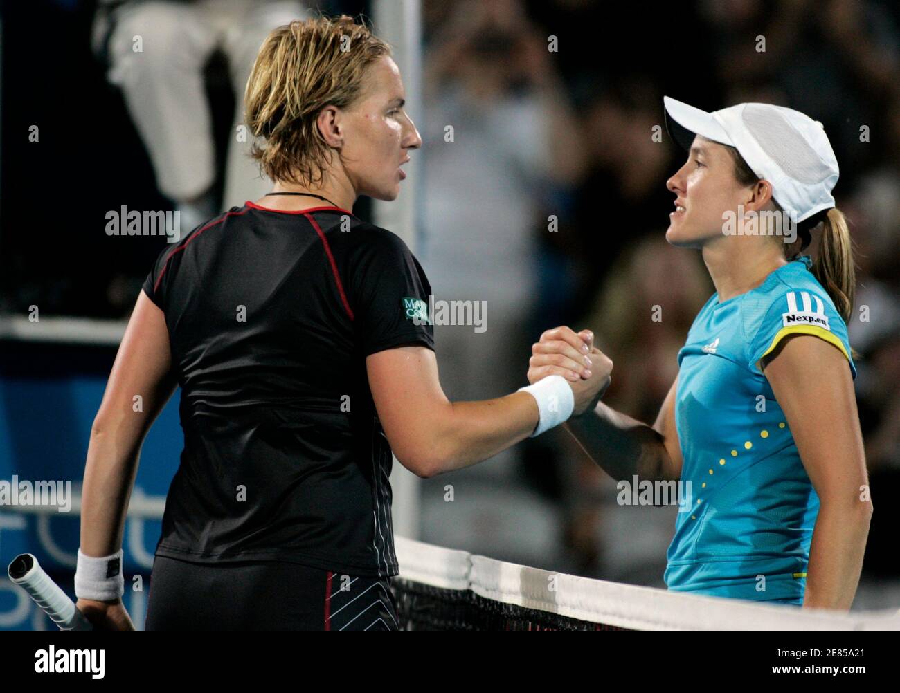 Justine Henin, de Belgique (R), se serre la main avec Svetlana Kuznetsova, de Russie, après avoir remporté le titre féminin de singles au tournoi international de tennis de Sydney le 11 janvier 2008. REUTERS/will Burgess (AUSTRALIE) Banque D'Images