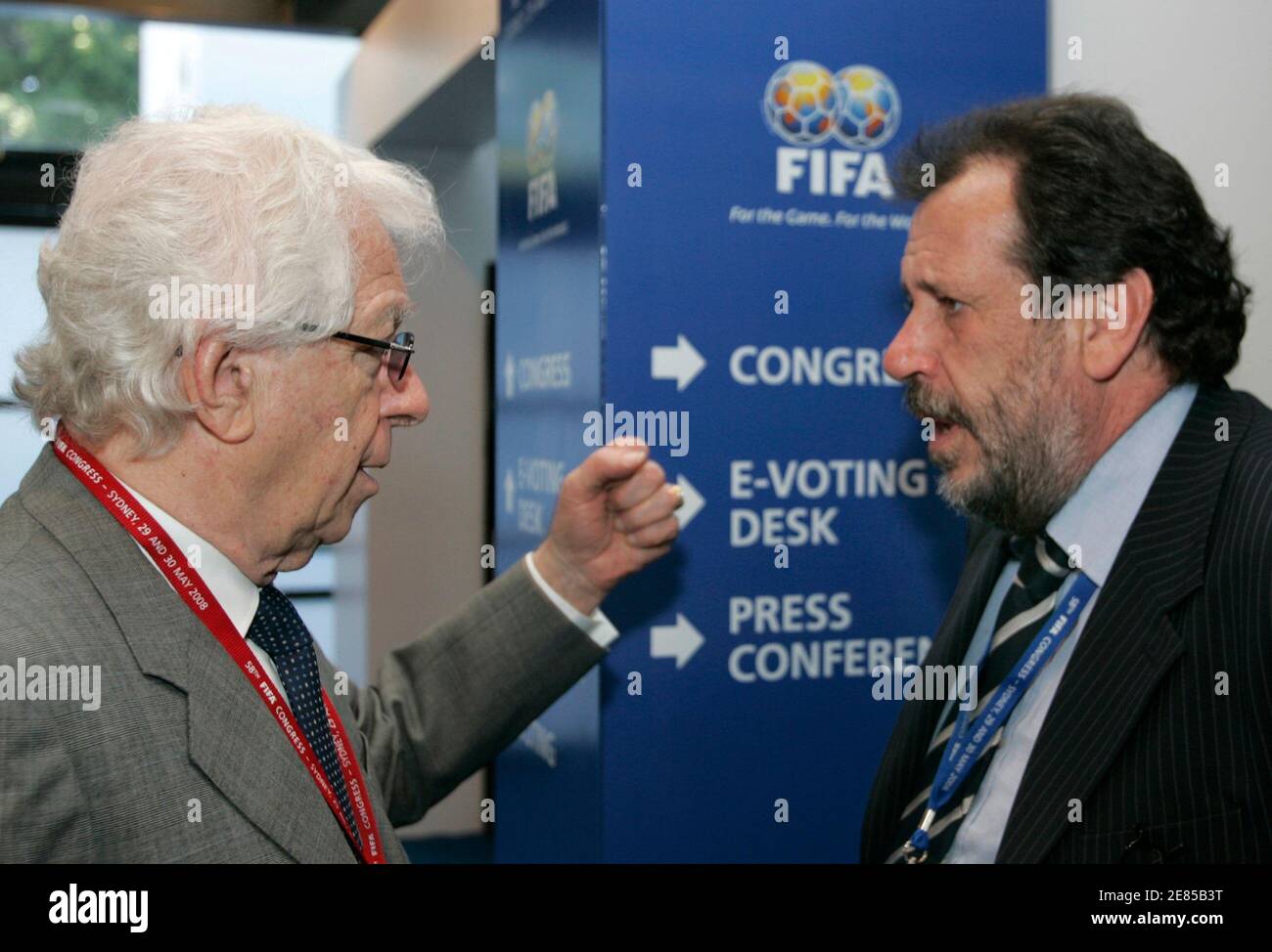 Frank Lowy, président de la Fédération australienne de football (L), s'entretient avec Enrique Byrom, directeur de match AG, une entreprise commune avec la FIFA, lors d'une pause le deuxième jour du 58e congrès de la FIFA à Sydney le 30 mai 2008. REUTERS/will Burgess (AUSTRALIE) Banque D'Images