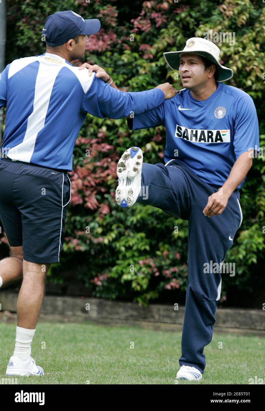 Sachin Tendulkar (R) s'étire avec son coéquipier Virender Sehwag lors d'une session d'entraînement à Sydney le 22 février 2008, avant leur match international de cricket d'une journée de trois séries contre l'Australie. REUTERS/will Burgess (AUSTRALIE) Banque D'Images
