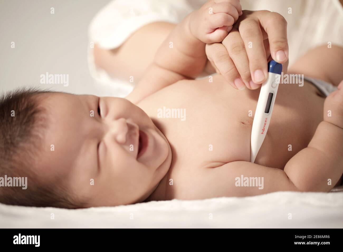 Mère thermometering le bébé photo de haute qualité Banque D'Images