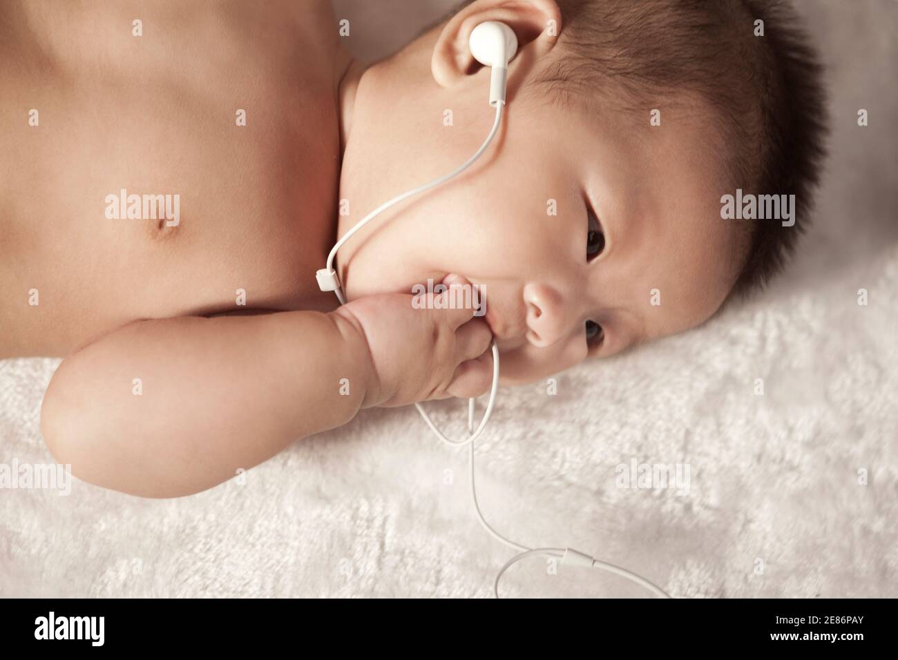 Bébé avec un écouteur photo de haute qualité Banque D'Images