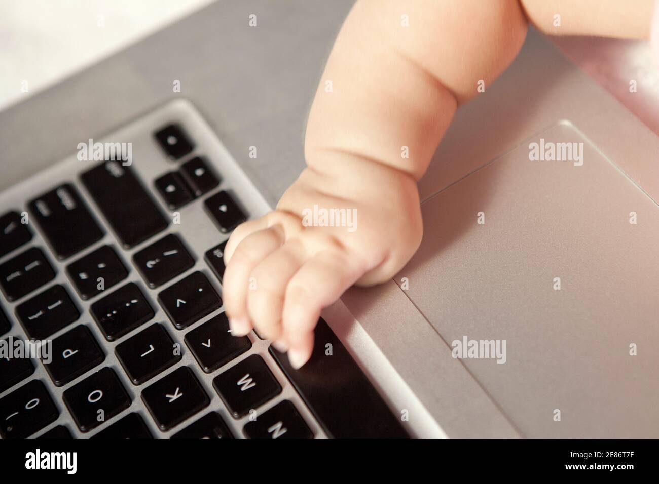 Bébé touchant le clavier d'ordinateur photo de haute qualité Banque D'Images