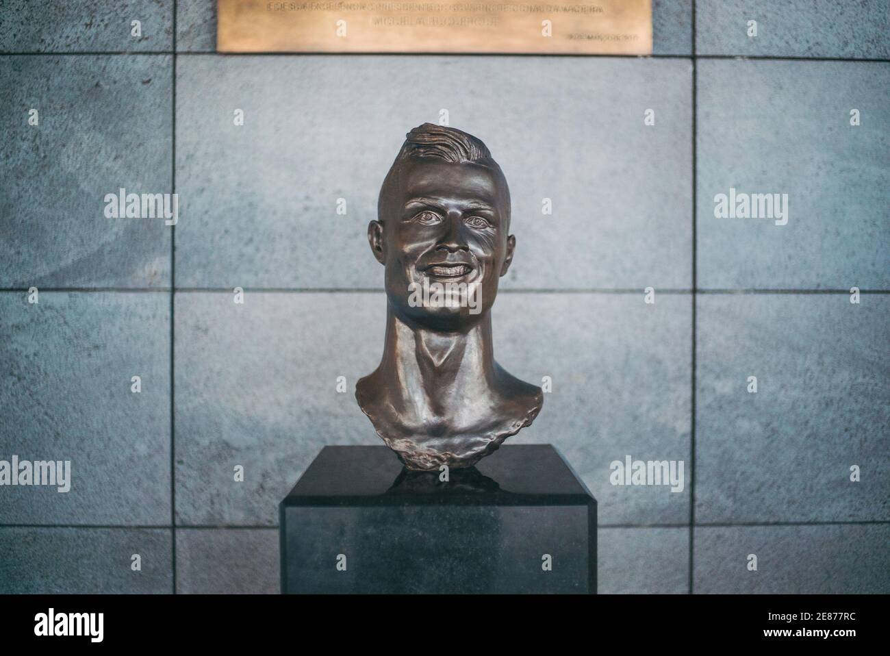 Un buste en bronze du footballeur Cristiano Ronaldo à l'aéroport de Madère en 2018. La sculpture a obtenu l'infamie virale pour sa ressemblance étrange avec l'étoile Banque D'Images