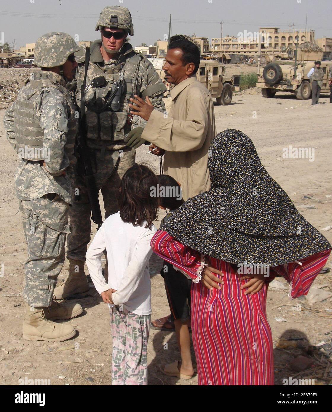Un résident parle à un soldat américain de l'équipe de combat de la 2e Brigade, 101e Division aéroportée, par l'intermédiaire d'un interprète dans le district de Shula à Bagdad, le 2 avril 2008. Photo prise le 2 avril 2008. REUTERS/Yasser Faisal (IRAK) Banque D'Images