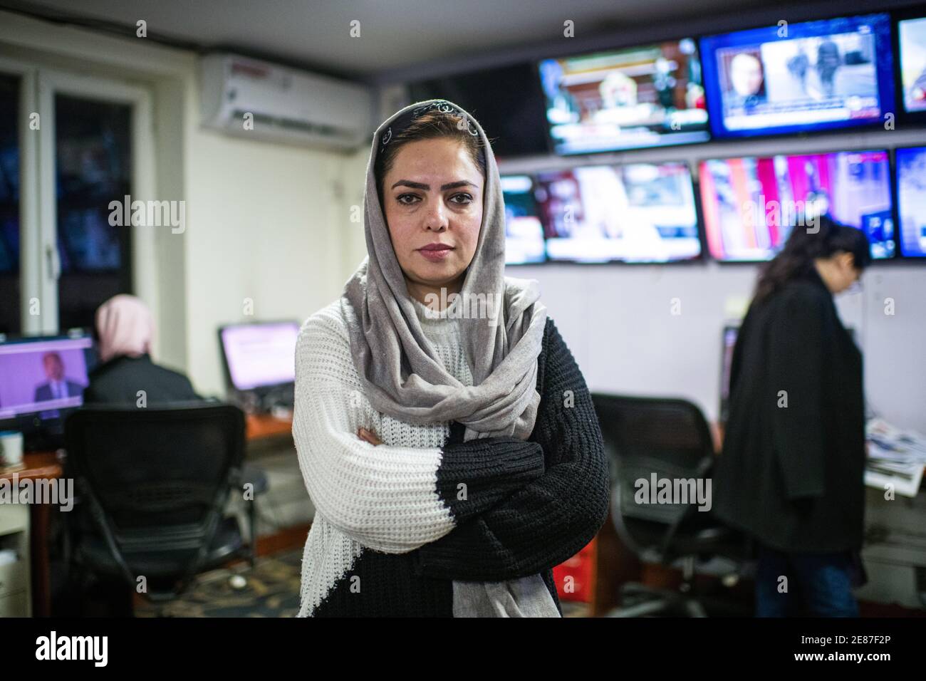 Kaboul, Afghanistan. 30 janvier 2021. Anisa Shahid, l'un des journalistes les plus connus d'Afghanistan, se trouve dans la salle de presse de la chaîne de télévision Tolonews à Kaboul. Une série de meurtres ciblés secouent le pays et la capitale Kaboul. (À dpa 'organisation de médias afghane: 'La liberté d'expression est sous menace directe') Credit: Arne Emmanuel Bänsch/dpa/Alay Live News Banque D'Images