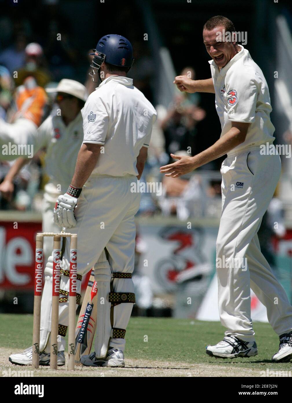 Stuart Clark, de l'Australie, réagit après avoir rejeté Andrew Strauss (L), de l'Angleterre, le deuxième jour du troisième test de cricket de Ashes, à Perth, le 15 décembre 2006. MOBILE OUT, USAGE ÉDITORIAL UNIQUEMENT REUTERS/WILL BURGESS (AUSTRALIE) Banque D'Images