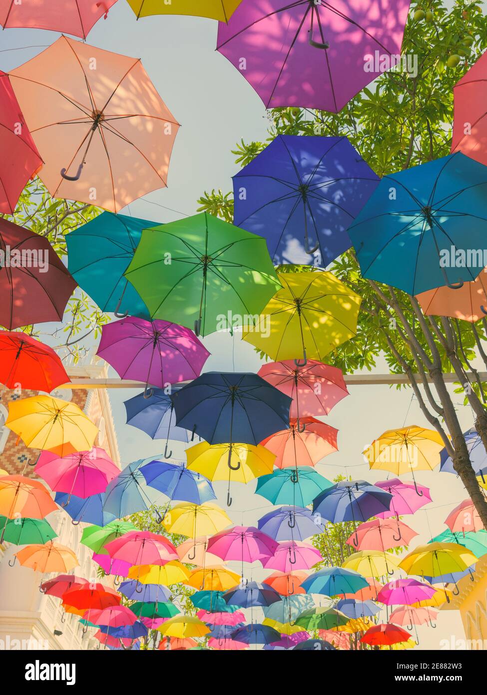 HUA HIN, THAÏLANDE - 25 février, 2017- De nombreux parasols colorés unis pour donner couleur arc-en-ciel suspendu à l'air contre Banque D'Images