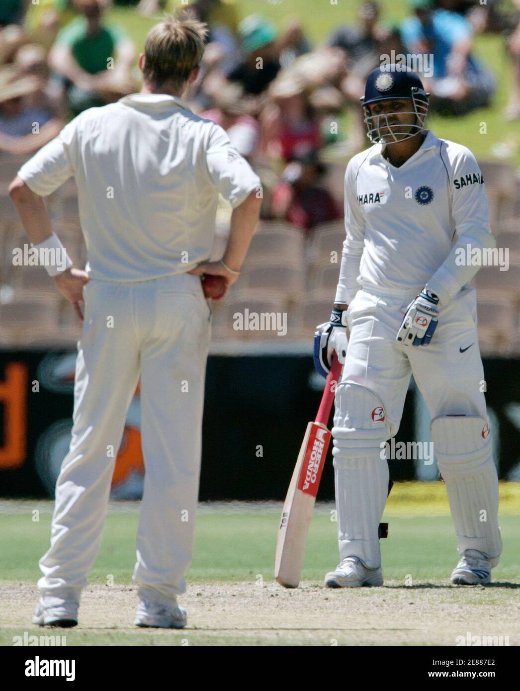 Le Virender indien Sehwag (R) se dresse devant le Brett Lee d'Australie lors du dernier jour de leur quatrième et dernier match de cricket d'essai à l'Adelaide Oval le 28 janvier 2008. REUTERS/will Burgess (AUSTRALIE) Banque D'Images