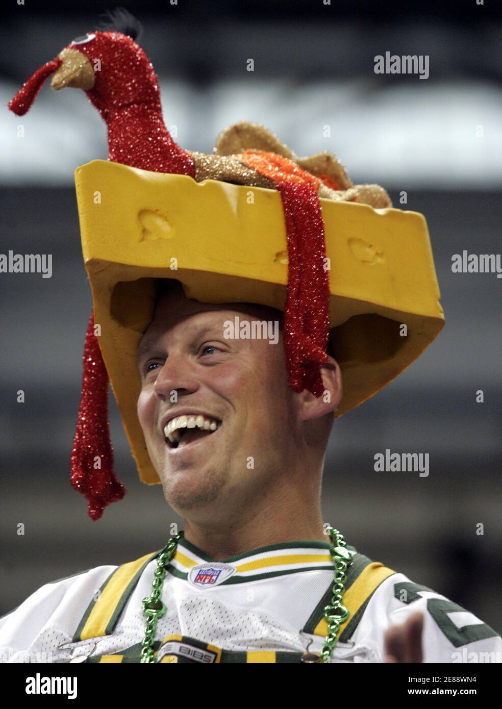 Bob ewest, fan de Green Bay Packers, porte un chapeau à tête de fromage  avec une fausse dinde sur le dessus avant le début du match de football de  la NFL le