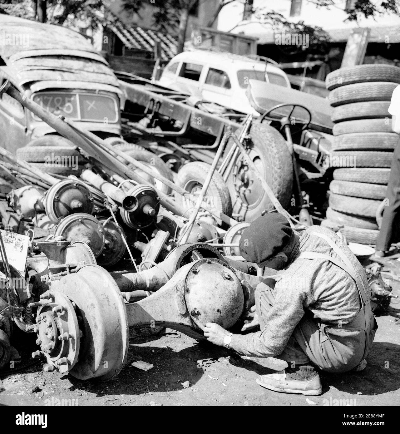 N - FOTOGRAFIA FR B/N - MECANICO DE DESGUACES EN EL RASTRO 1957 - Nº B/N 16373. Emplacement : EXTÉRIEUR. MADRID. ESPAGNE. Banque D'Images