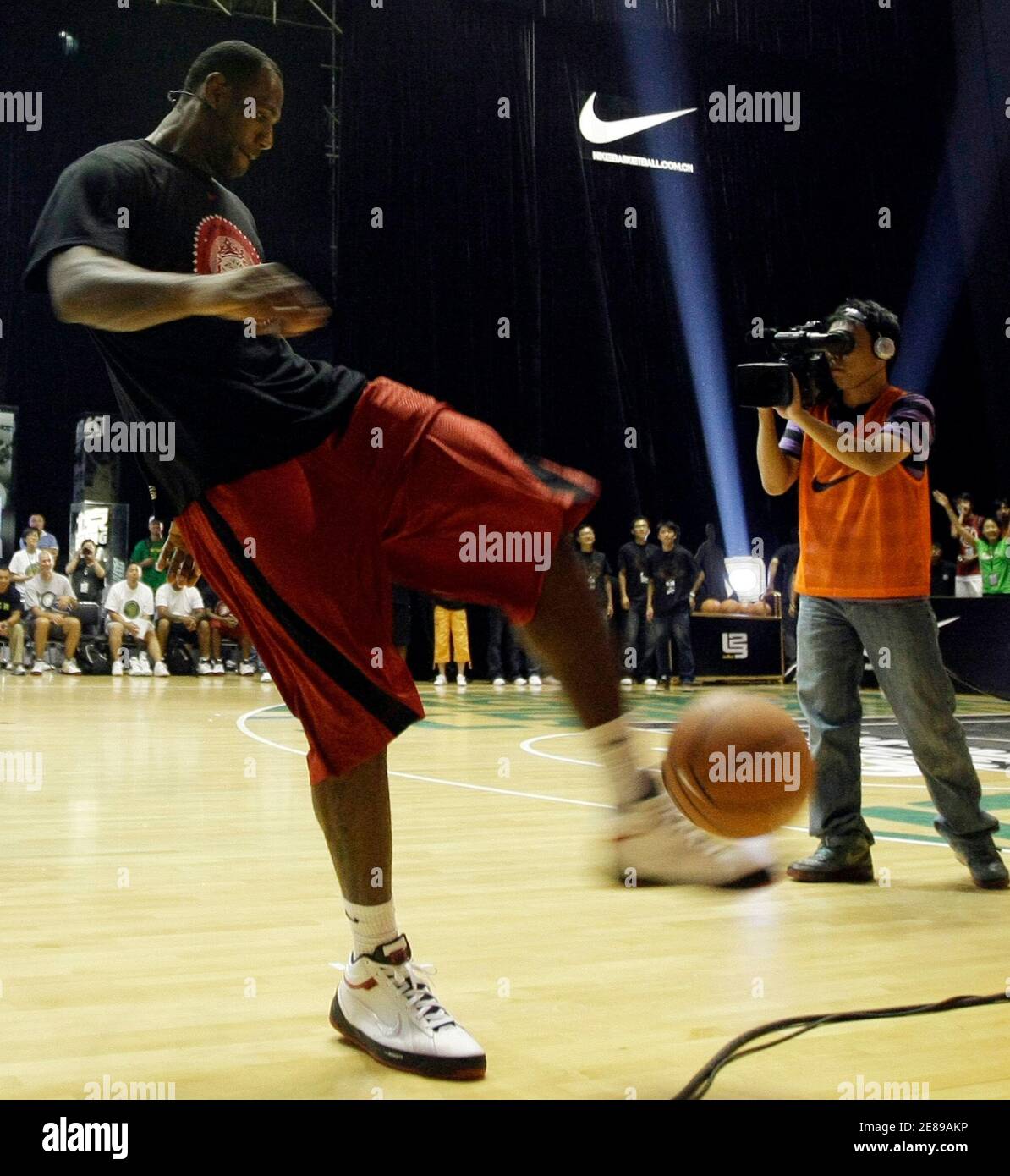LeBron James des Cleveland Cavaliers lance un ballon de basket-ball dans la  foule lors d'un événement promotionnel à Beijing le 24 août 2009. James est  en Chine pour une tournée mondiale visant
