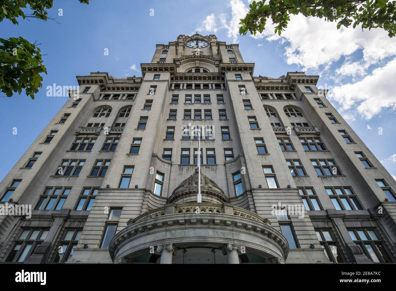 En regardant la fascinade du Royal Liver Building, un bâtiment classé de catégorie I sur le boulevard Canada, Liverpool, en Angleterre, par une belle journée d'été Banque D'Images