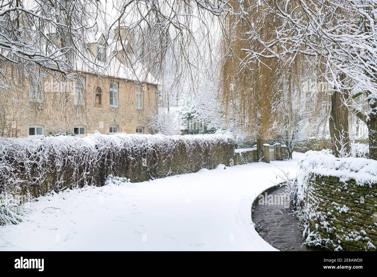 Cotswold maison en pierre à Swinbrook dans la neige. Swinbrook, Cotswolds, Oxfordshire, Angleterre Banque D'Images