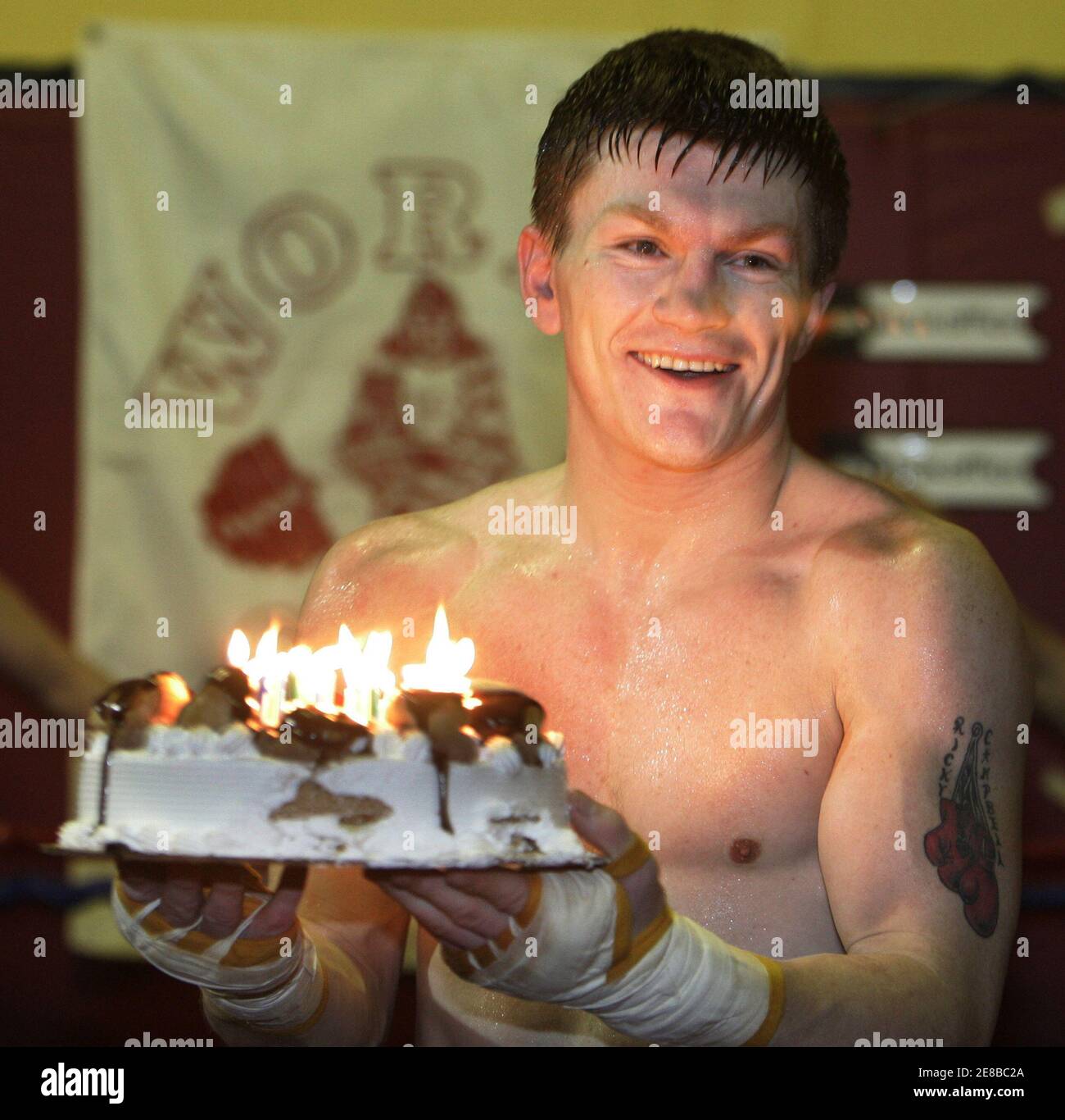 Le Boxeur Britannique Ricky Hatton Tient Un Gateau D Anniversaire Pour Son Entraineur Billy Graham Dans Une Salle De Sport A Somerville Massachusetts Le 9 Mai 06 Avant Son Combat Contre Le Champion