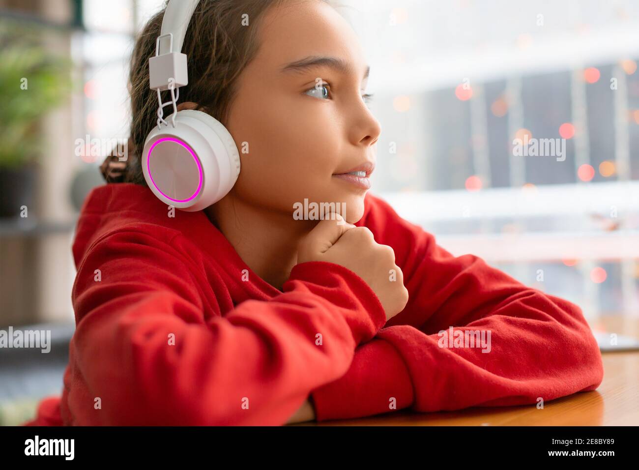Une adolescente écoute de la musique à l'aide d'un casque. Concept de technologie moderne. Banque D'Images