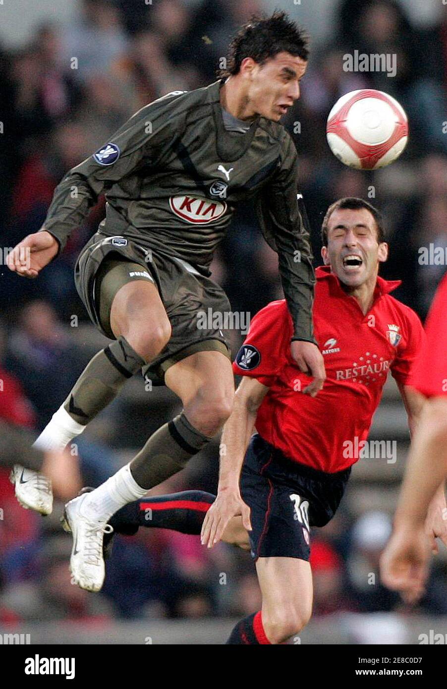 Marouane Chamakh (L) de Girondins Bordeaux saute pour le ballon avec Martin  Enrique Corrales d'Osasuna lors de leur match de football de la coupe UEFA  au stade de Chaban Delmas à Bordeaux,