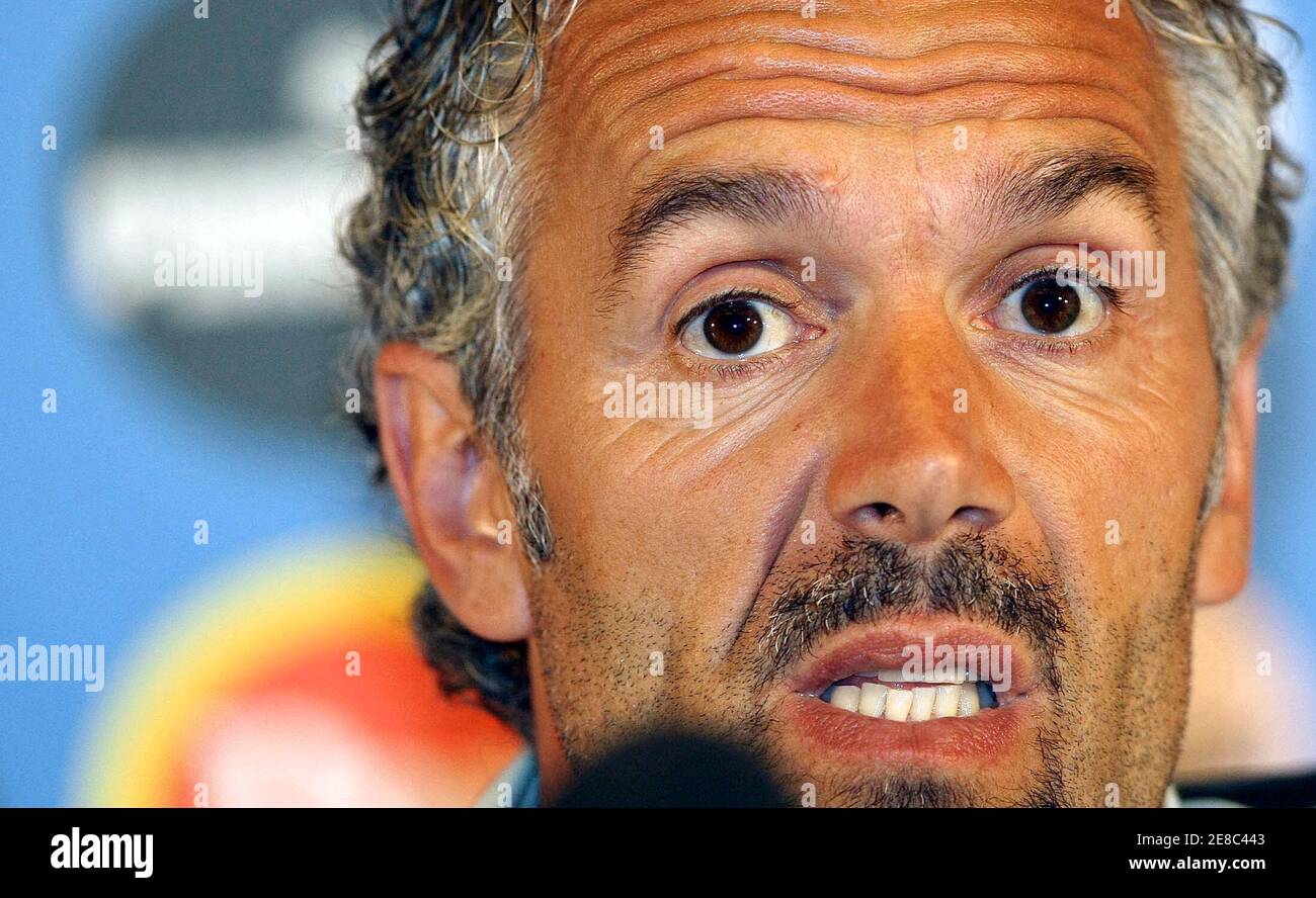 Roberto Donadoni, entraîneur de l'équipe nationale italienne de football,  s'adresse aux journalistes dans un camp d'entraînement à Coverciano le 25  mai 2008. Antonio Cassano, le buteur tempérament, ne devrait pas être traité