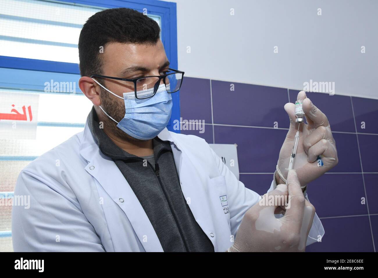 Sidi Kacem, Maroc. 30 janvier 2021. Un professionnel de la santé prépare une dose du vaccin chinois Sinopharm COVID-19 à Sidi Kacem, au Maroc, le 30 janvier 2021. Le Maroc a lancé jeudi une campagne nationale de vaccination contre le COVID-19. Credit: Chadi/Xinhua/Alay Live News Banque D'Images