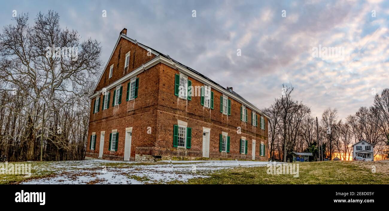 Mt. Pleasant, Ohio/USA-8 mars 2019: Panorama de l'historique Quaker Meeting House, construit en 1814, contre un ciel de coucher de soleil. Les Quakers ont fait du Mt. Pleasan Banque D'Images