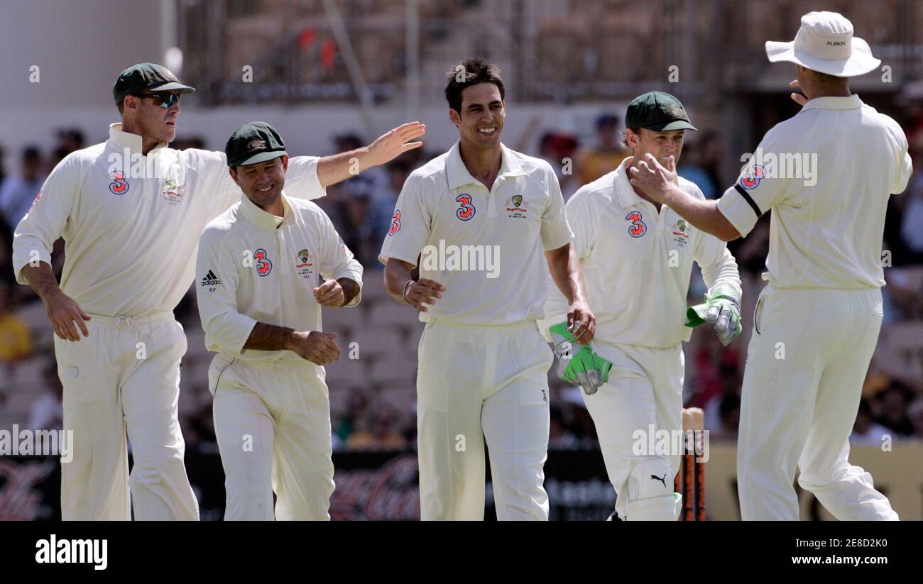 L'australien Mitchell Johnson (C) est félicité par ses coéquipiers (G-D) Matthew Hayden, le capitaine Ricky Ponting, le gardien de cricket Adam Gilchrist et Stuart Clark après avoir rejeté Mahendra Dhoni en Inde lors du deuxième jour de leur quatrième et dernier match de cricket à l'Adelaide Oval le 25 janvier 2008. REUTERS/will Burgess (AUSTRALIE) Banque D'Images