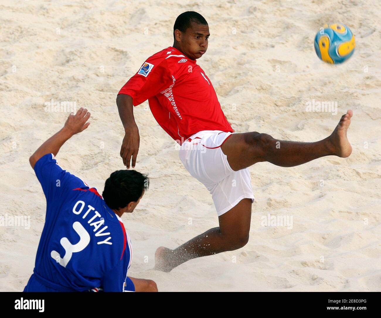 Oli (R) d'Uruguay saute pour le ballon aux côtés de Thierry Ottavy en  France lors de leur match de la coupe du monde de football FIFA Beach 2008  à Marseille, dans le
