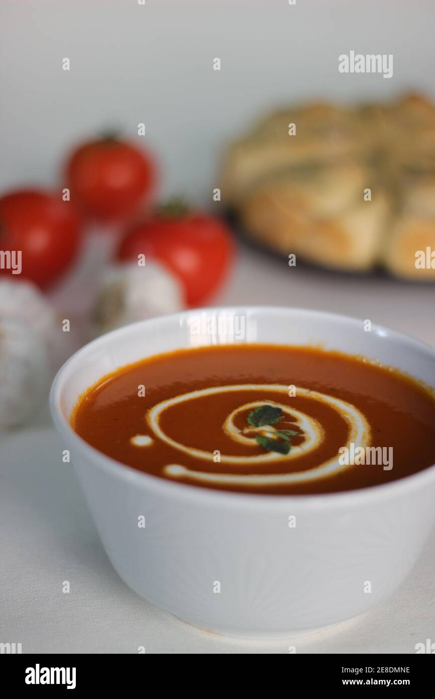 Soupe de tomates maison et un dîner fraîchement préparé Petits pains au beurre d'ail et aux herbes italiennes Banque D'Images