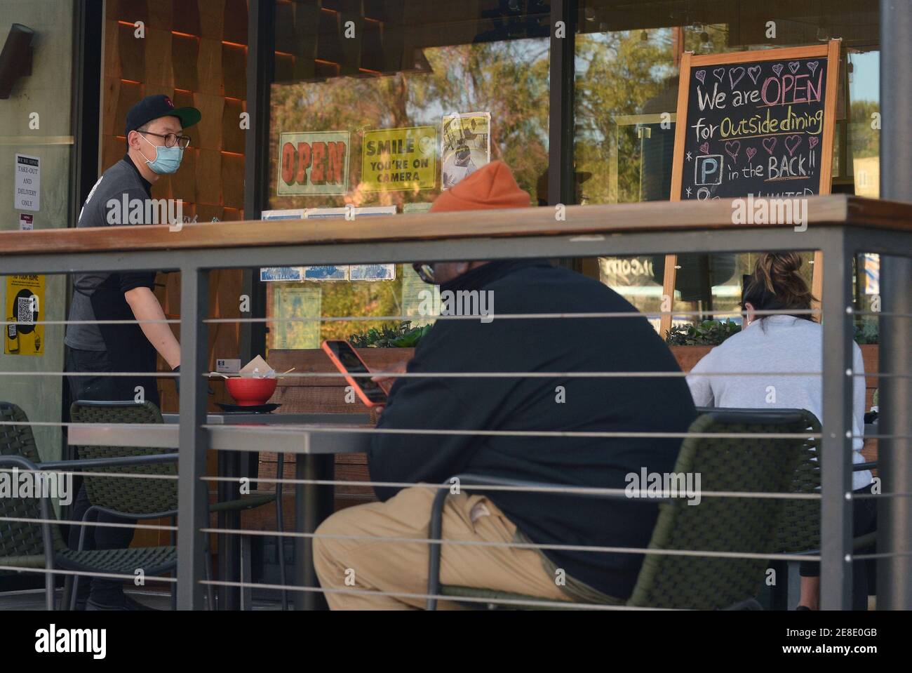 Los Angeles, États-Unis. 31 janvier 2021. Les clients s'assoient dans une salle à manger extérieure dans un restaurant Ramen sur Sunset Blvd. À Los Angeles le samedi 30 janvier 2021. Le comté de Los Angeles a levé vendredi son interdiction de manger à l'extérieur après une longue fermeture de la santé publique. La réouverture est livrée avec de nouvelles règles COVID-19, y compris, TV off avec six personnes ou moins par table et de la même famille, et chaque table à huit pieds de distance. Photo de Jim Ruymen/UPI. Crédit : UPI/Alay Live News Banque D'Images