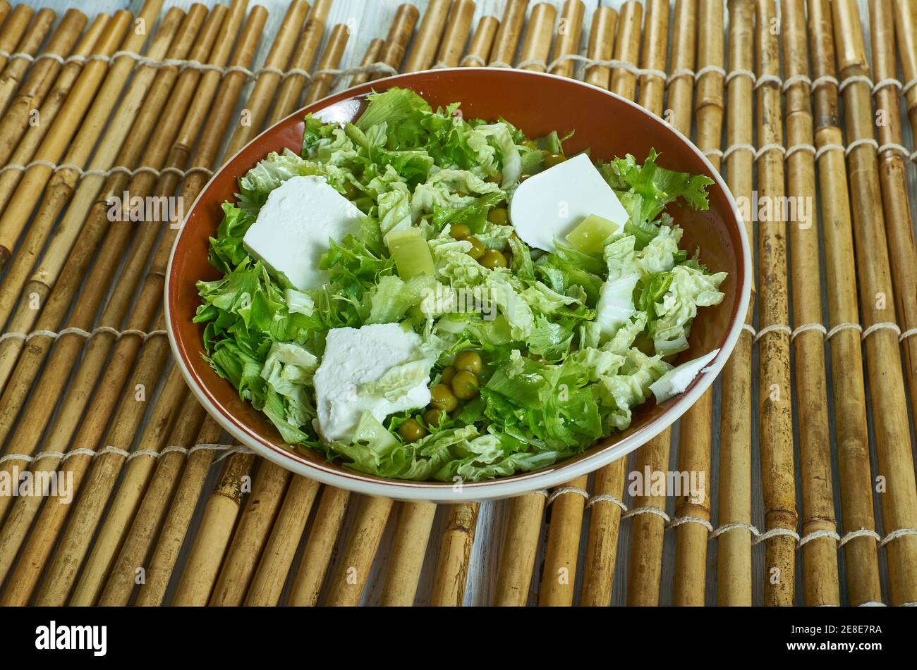 Salade de pois frais et de feta, nourriture au fromage bulgare Banque D'Images