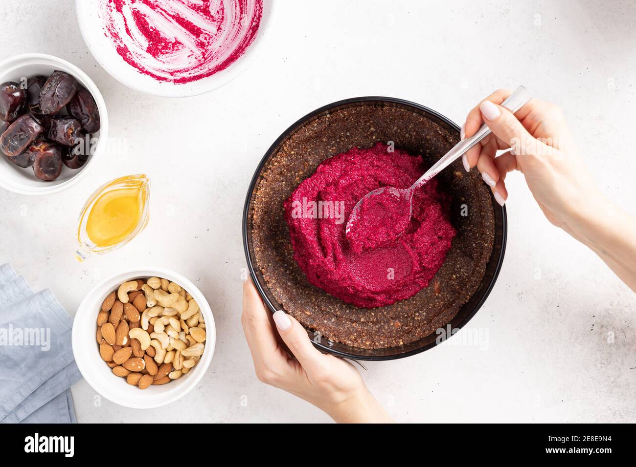 processus de cuisson du gâteau aux betteraves végétaliennes crues Banque D'Images