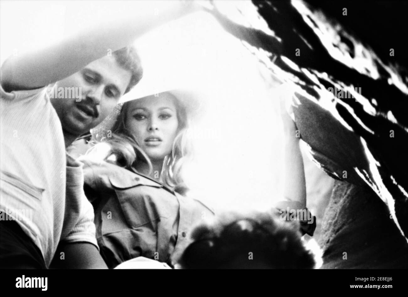 URSULA ANDRESS sur place Candid pendant le tournage sur place dans le désert de Negev en Israël pour ELLE 1965 réalisateur ROBERT DAY basé sur le roman de H. Rider Haggard Hammer films / Warner - Pathe Distributors Banque D'Images