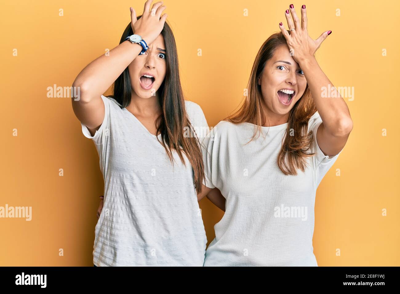 Famille hispanique de la mère et de la fille vêtue d'un t-shirt blanc décontracté surpris avec la main sur la tête pour l'erreur, souvenez-vous de l'erreur. oublié, mauvais concept de mémoire Banque D'Images Famille hispanique de la mère et de la fille vêtue d'un t-shirt blanc décontracté surpris avec la main sur la tête pour l'erreur, souvenez-vous de l'erreur. oublié, mauvais concept de mémoire Banque D'Images