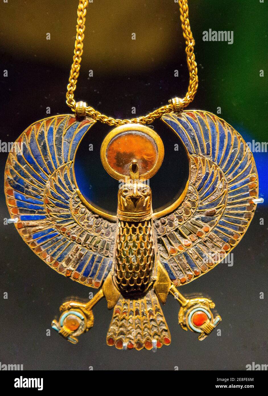 Egypte, le Caire, bijoux Toutankhamon, de son tombeau à Louxor : Un pectoral en forme de faucon solaire. Banque D'Images
