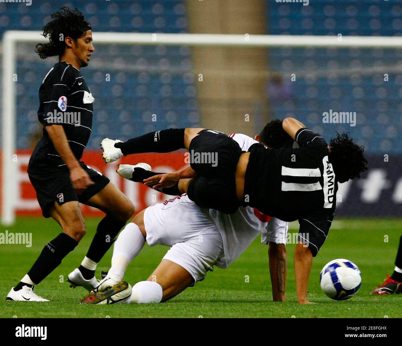 Ahmed Ateef, de l'Arabie Saoudite, Al-Shabab (Black) se bat pour le ballon avec Roberto Lopes de l'eau Al Sharjah lors de leur match de football de la Ligue des champions de l'AFC à Riyad le 21 avril 2009. REUTERS/Fahad Shadeed (FOOTBALL DE SPORT EN ARABIE SAOUDITE) Banque D'Images