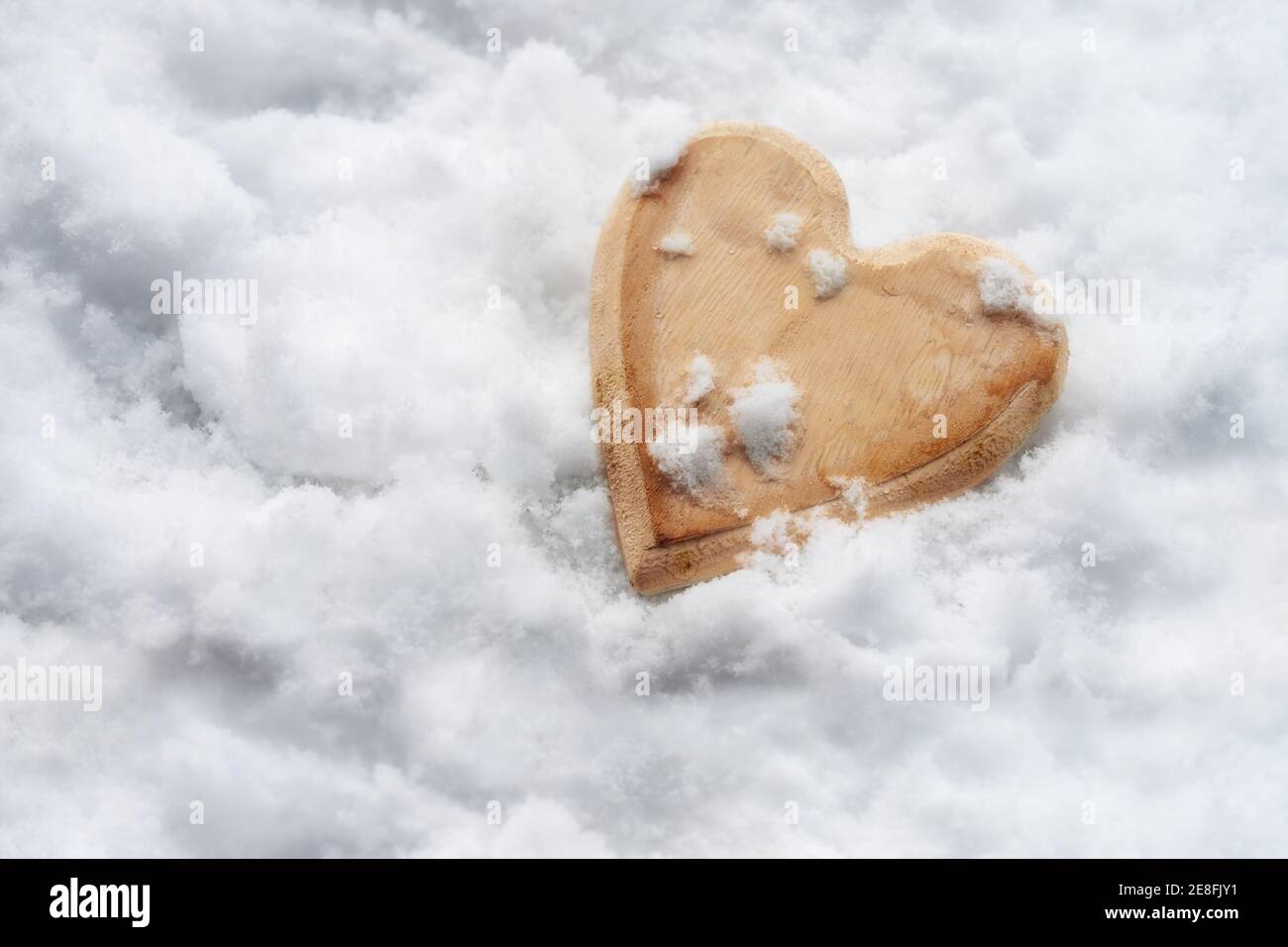 Forme rustique en bois de coeur dans la neige, symbole d'amour naturel pour la Saint Valentin, espace de copie, sélection de focale douce, profondeur de champ étroite Banque D'Images