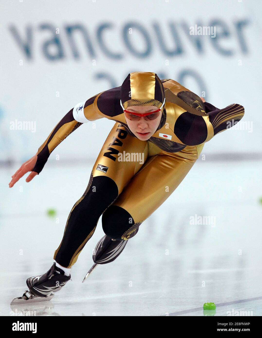 Le patineur de vitesse Sayuri Yoshii du Japon s'exerce en préparation aux Jeux olympiques d'hiver de 2010 à Vancouver le 8 février 2010. REUTERS/Jerry Lampen (CANADA) Banque D'Images