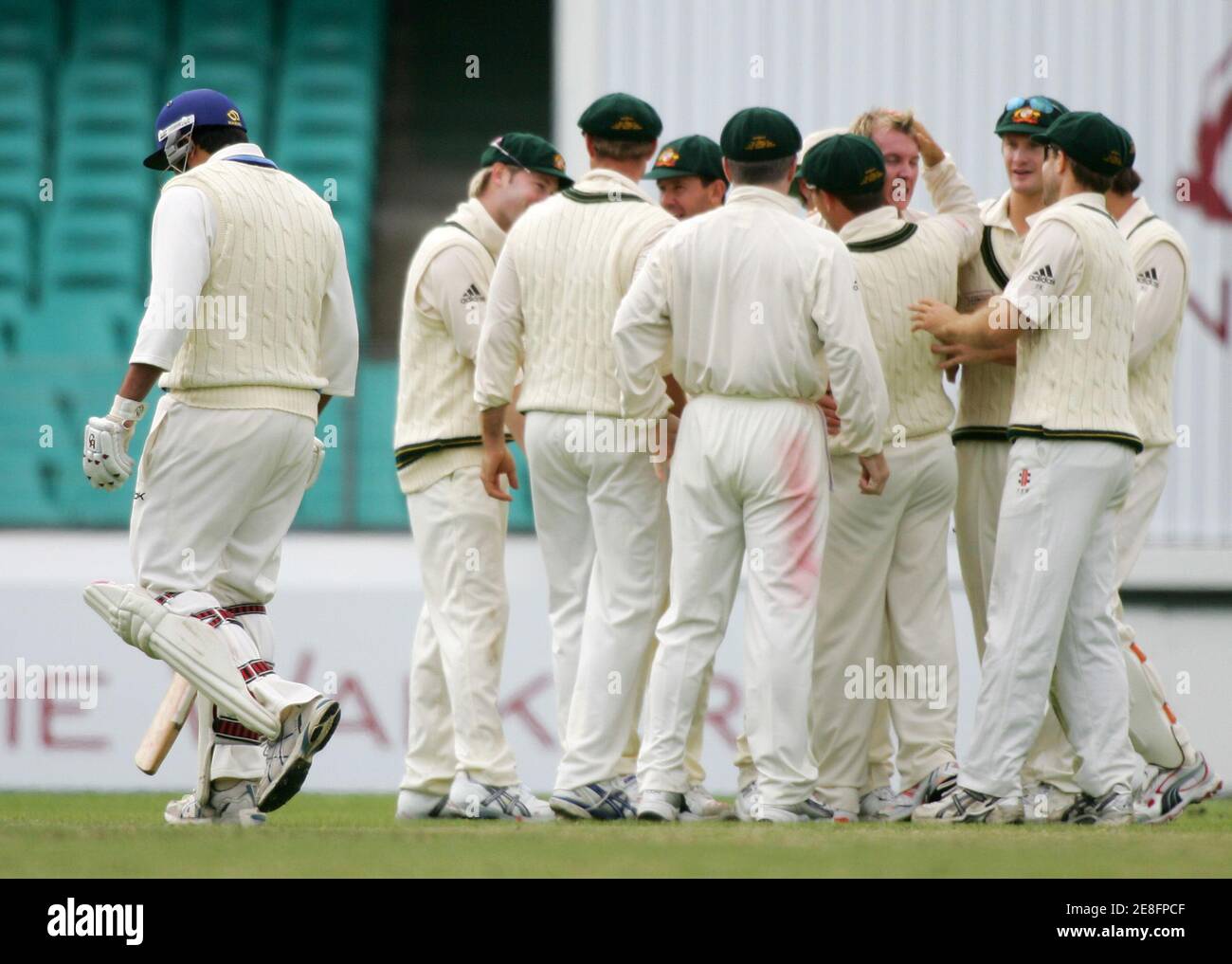Brett Lee, d'Australie (4e R), rejoint ses coéquipiers lorsqu'il célèbre le cricket du batteur du XI mondial Inzamam-ul-Haq (R), qui a quitté le terrain, le quatrième jour du Super Test de cricket à Sydney le 17 octobre 2005. Les XI du monde sont 5 lickets vers le bas pour 113 courses au déjeuner, à la poursuite de 355 courses pour gagner. REUTERS/will Burgess Banque D'Images