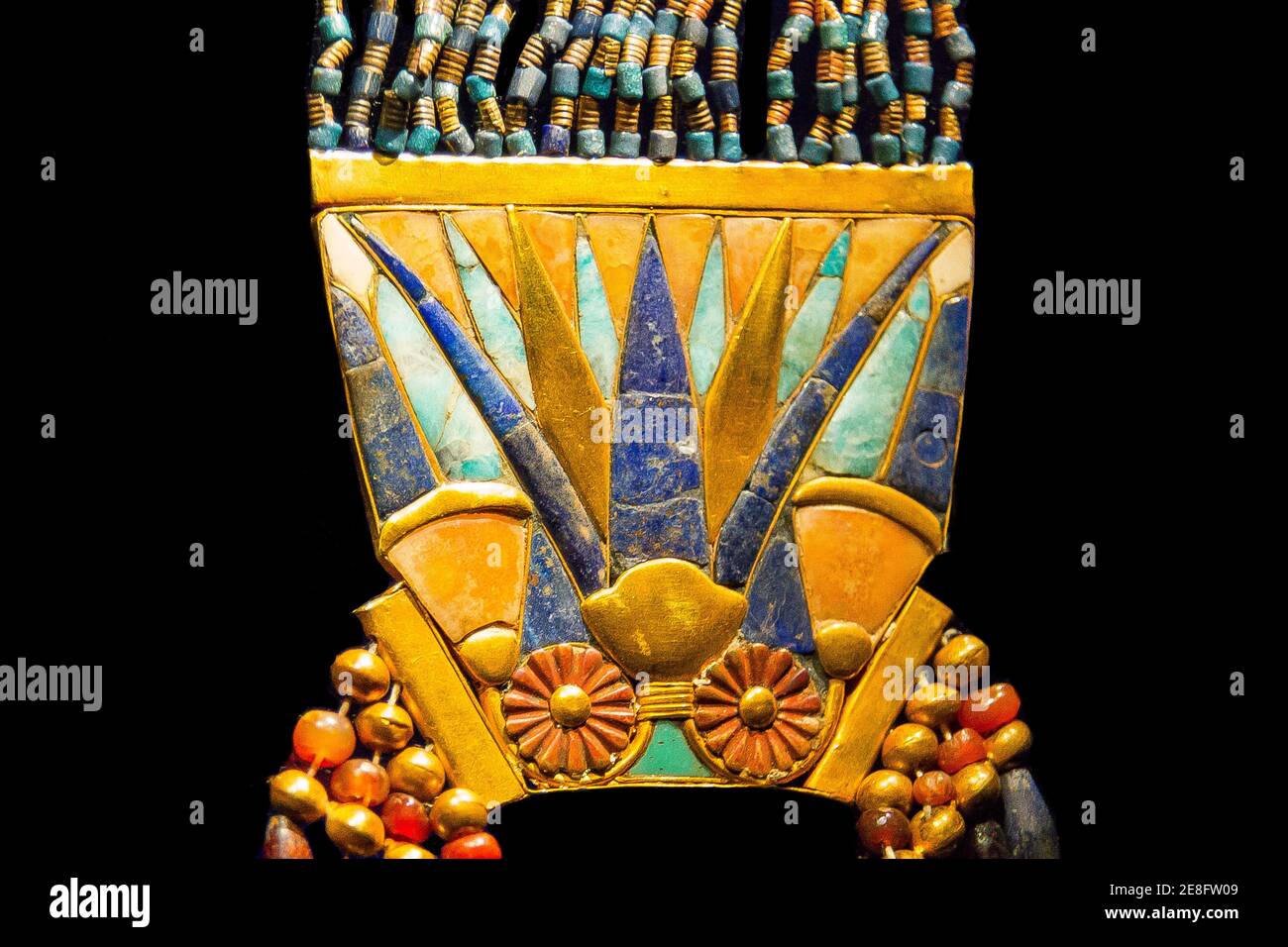 Egypte, bijoux Toutankhamon, de son tombeau à Louxor, contrepoids d'un pectoral : rosettes, perles, fleurs de lotus et bourgeons. Banque D'Images