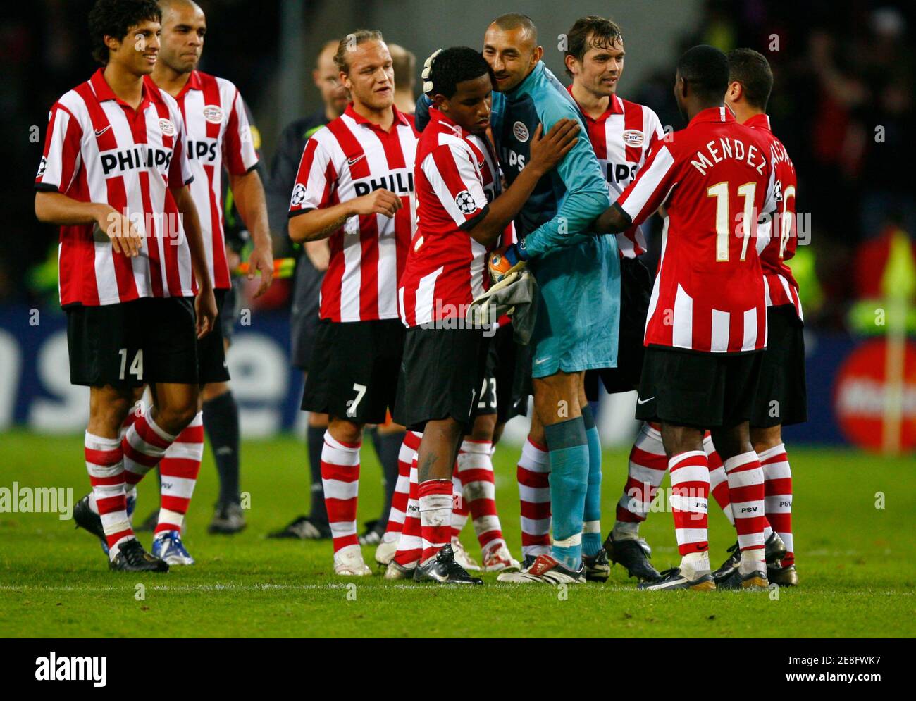 Les joueurs du PSV Eindhoven célèbrent leur victoire sur Galatasaray à la fin de leur match de football du groupe C de la Ligue des Champions à Eindhoven le 31 octobre 2006. REUTERS/Jerry Lampen (PAYS-BAS) Banque D'Images
