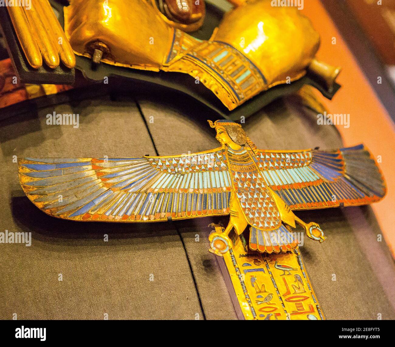 Egypte, le Caire, bijoux Toutankhamon, de sa tombe à Louxor : Ba-oiseau pectoral en or du roi. Banque D'Images