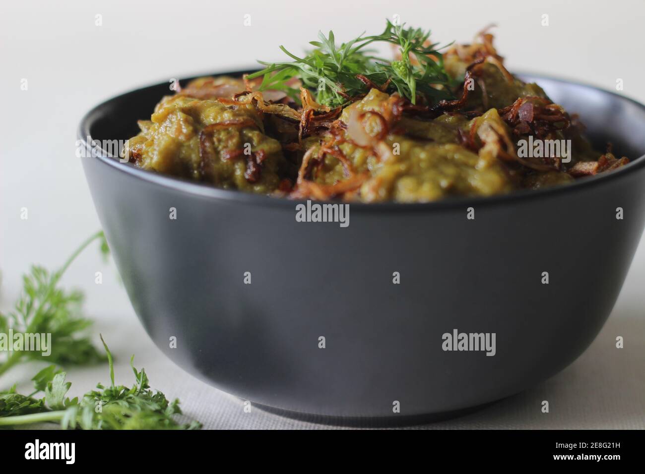 Le curry de poulet à la coriandre est un curry de poulet vert à base de morceaux de poulet, de coriandre fraîche et de quelques épices Banque D'Images