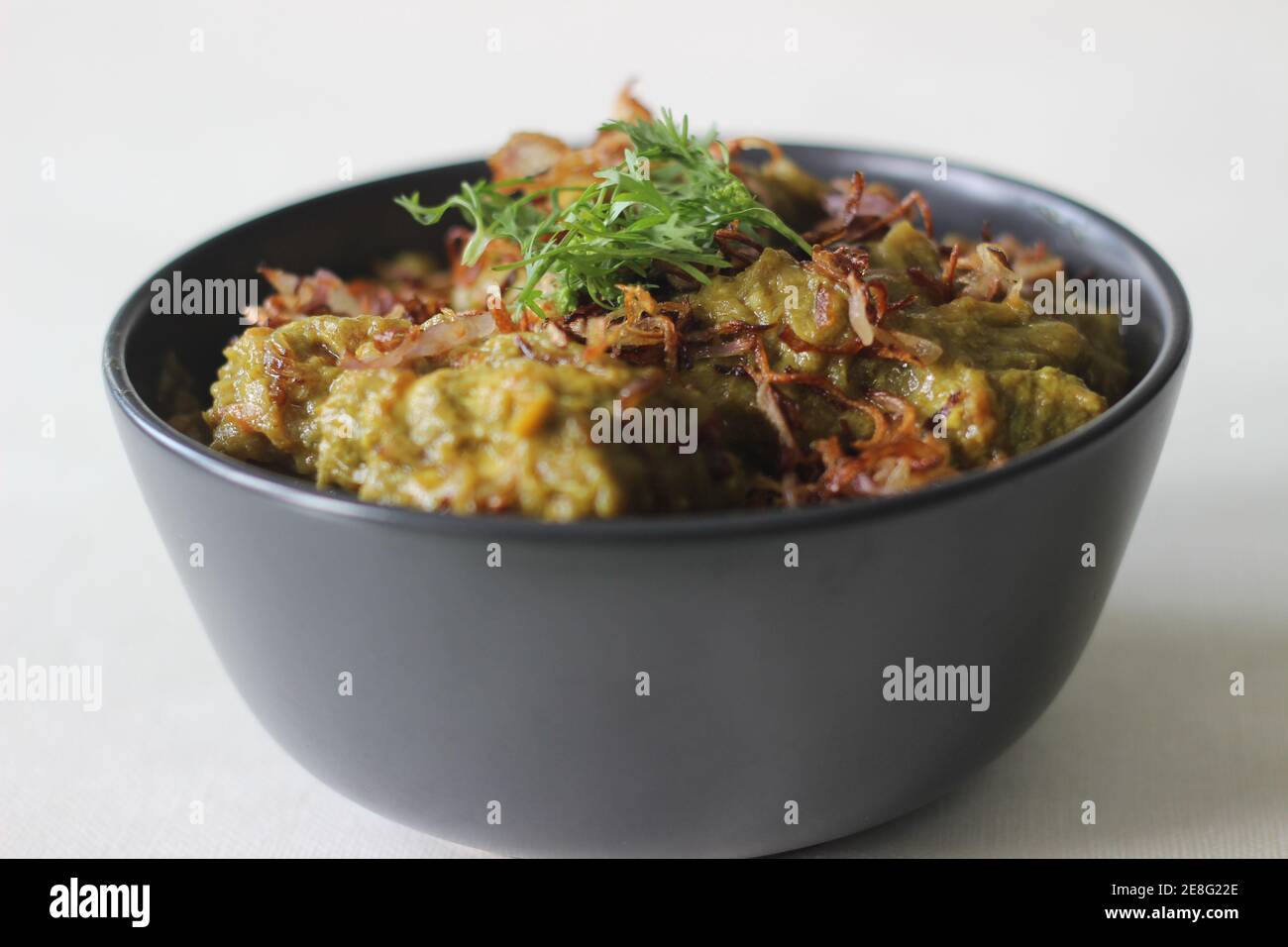 Le curry de poulet à la coriandre est un curry de poulet vert à base de morceaux de poulet, de coriandre fraîche et de quelques épices Banque D'Images