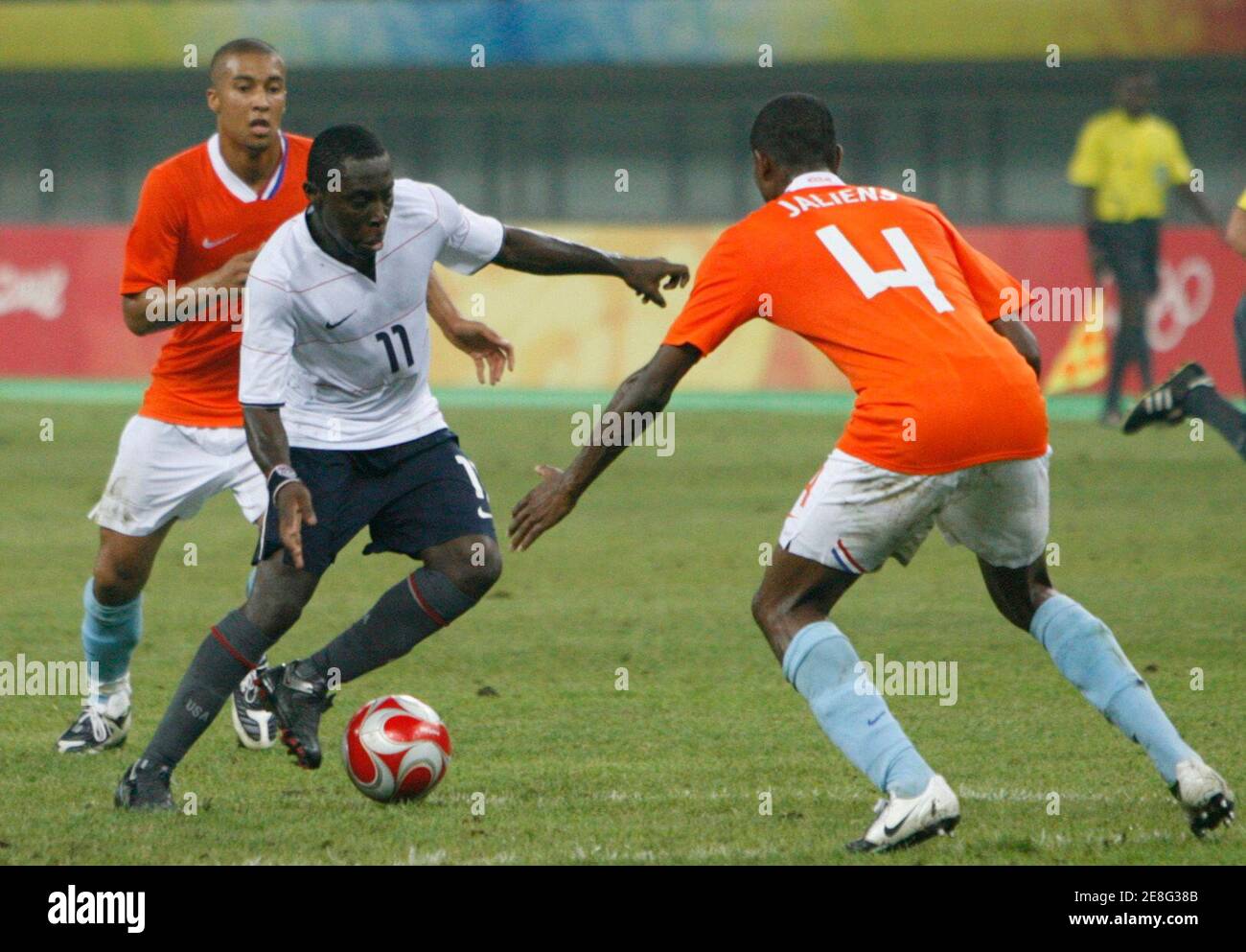 Kenneth Vermeer (L) and Kew Jaliens (R) of the Netherlands battle for the ball with Marvell Wynne of the U.S. during their men's Group B soccer match at the Beijing 2008 Olympic Games in Tianjin August 10, 2008. REUTERS/Claro Cortes IV (CHINA) Banque D'Images