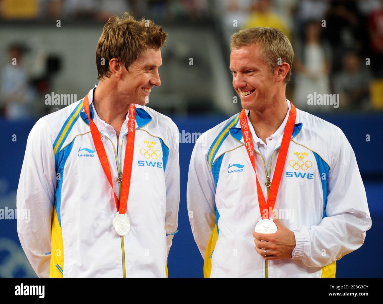 Silver medallists Simon Aspelin (L) and Thomas Johansson from Sweden stand on the podium during the medal ceremony for the men's tennis doubles at the Beijing 2008 Olympic Games August 16, 2008. REUTERS/Claro Cortes Iv (CHINA) Banque D'Images