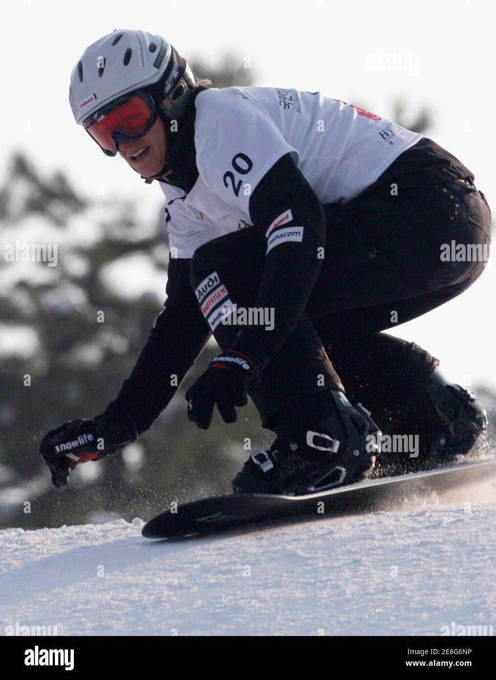 Olivia Nobs, de Suisse, est en compétition lors de la qualification féminine de snowboard lors des Championnats du monde de snowboard FIS à Hoengseong, à l'est de Séoul, le 17 janvier 2009. REUTERS/JO Yong-Hak (CORÉE DU SUD) Banque D'Images